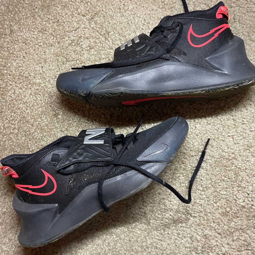 6.5Y Nike Future Court 3 Basketball Shoes Black & Red CT2866-003